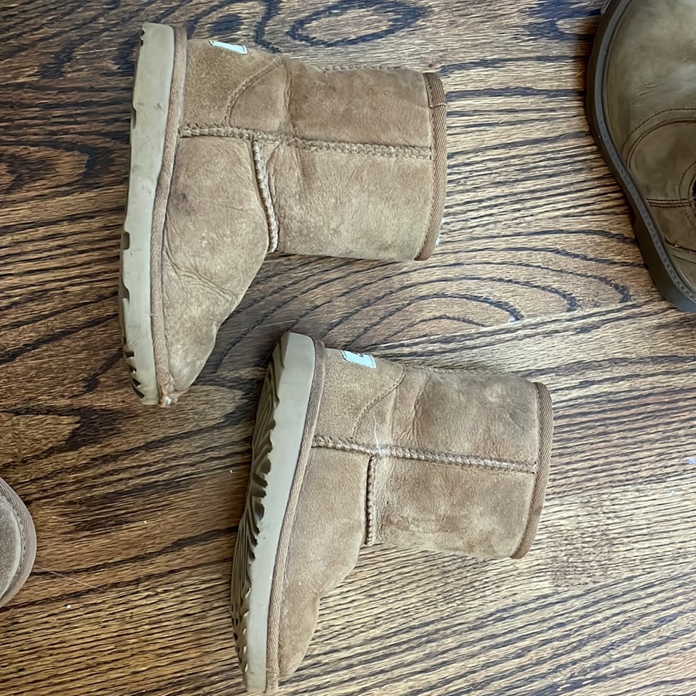 Ugg - Picture 4 of 4